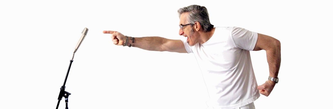 Infographic showing a pro gamer warm-up routine timeline with stretching and aim training exercises